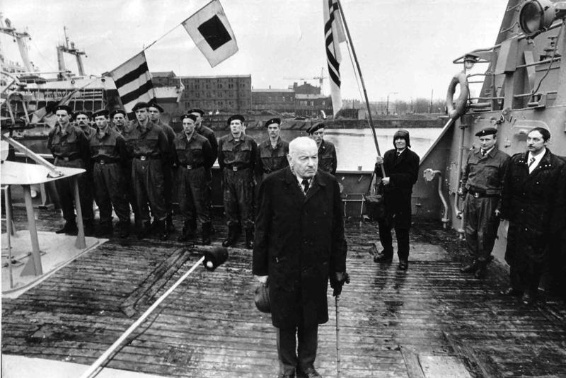 Atjaunoto Latvijas Jūras spēku karoga pacelšana uz kuģa KA-04 "Sams". Liepāja, 11.04.1992.