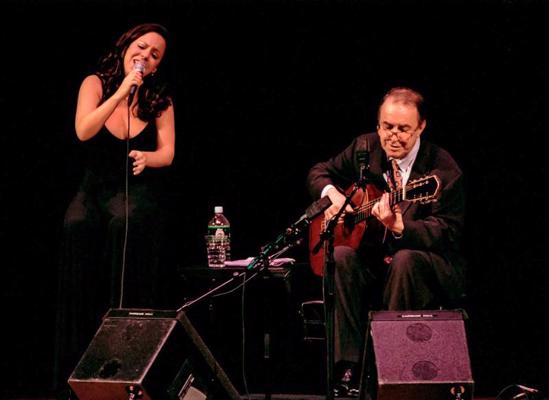 Žuāu Žilbertu kopā ar meitu Bebeli Žilbertu koncertā "Bosanovas 40 gadi" (The 40 Years of Bossa Nova) Kārnegī zālē. Ņujorka, 19.06.1998.