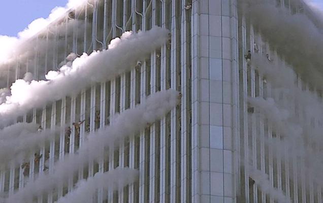 Cilvēki Pasaules tirdzniecības centra logos pēc divu nolaupīto pasažieru lidmašīnu ietriekšanās ēkā teroristu uzbrukumā. Ņujorka, 11.09.2001.