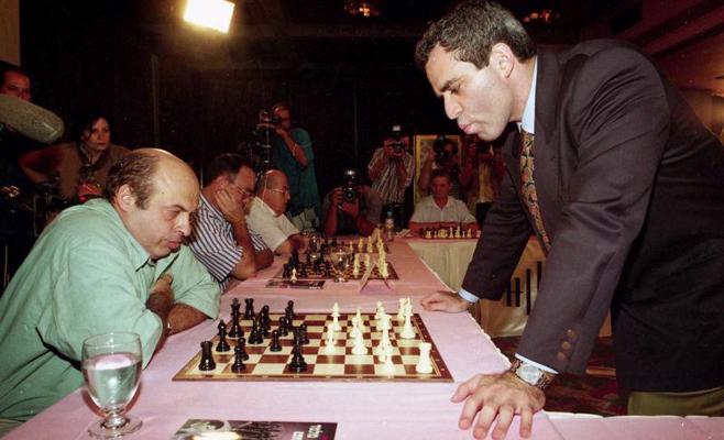 Bijušais padomju disidents, vēlāk Izraēlas politiķis Natans Šarinskis (נתן שרנסקי) šaha partijā ar pasaules čempionu šahā Gariju Kasparovu (Гaрри Кимович Каспaров). Telaviva, 1994. gads.