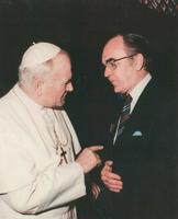 Pāvests Jānis Pāvils II pieņem pirmo neatkarīgās Latvijas pārstāvi Emīlu Dēliņu. Vatikāns, 10.12.1980.