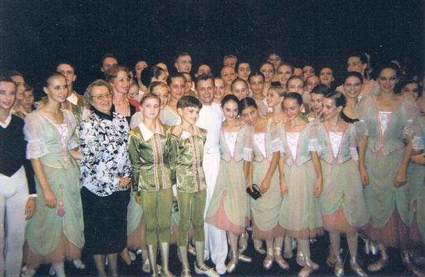 Mihails Barišņikovs ar Rīgas Horeogrāfijas vidusskolas audzēkņiem pēc viesizrādēm Rīgā, 1997. gads.