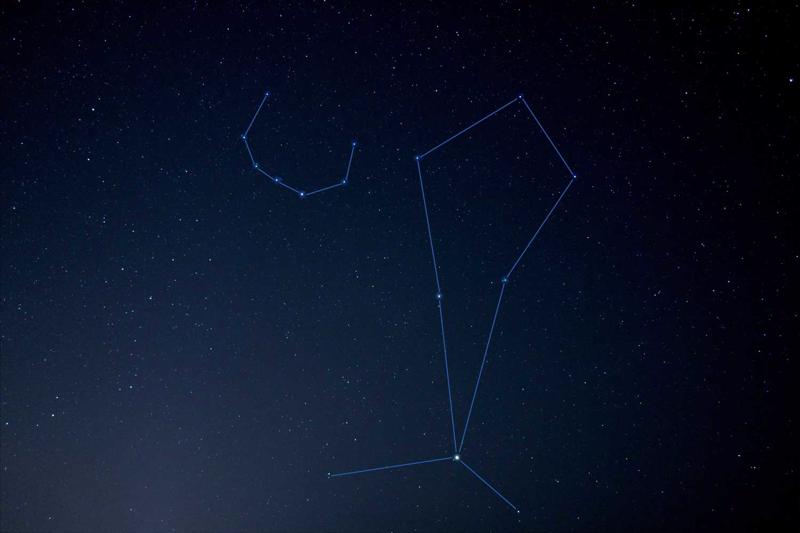 Debess apgabals ar Ziemeļu Vainagu un Vēršu Dzinēju. Ar līnijām parādīta zvaigznāju raksturīgā figūra. 25.10.2020.