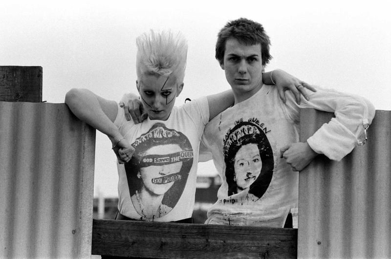 Modeļi ar The Sex Pistols T-krekliem. Londona, 1977. gads.