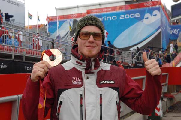 Mārtiņš Rubenis ar bronzas medaļu Turīnas olimpiskajās spēlēs. 2006. gads.