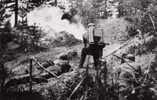 Somu karavīri ar liesmu metēju iznīcina ienaidnieka pozīcijas Austrumkarēlijā. 1941. gads.