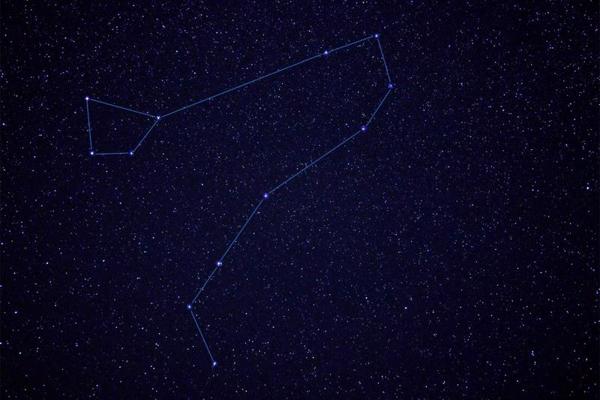 Debess apgabals ar Pūķi. Ar līnijām parādīta zvaigznāja raksturīgā figūra. 25.10.2020.