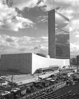 Apvienoto Nāciju Organizācijas sekretariāta ēka (United Nations Secretariat Building) ANO galvenajā mītnē Manhatanā, Ņujorkā. ASV, 1952. gads.