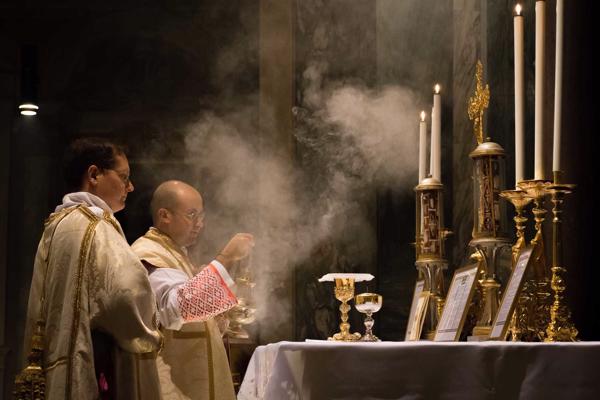 Katoļu priesteris vada tradicionālo latīņu misi Svētā Pankrācija baznīcā Romā. Itālija, 10.2016.
