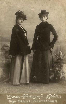 No kreisās: Jūlija Banga un Tija Banga, stājoties darbā Jaunajā Latviešu teātrī. 10.1902.