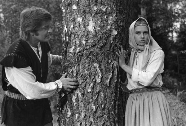 Baiba (Esmeralda Ermale) un Uldis (Ģirts Jakovļevs) Gunāra Pieša spēlfilmā “Pūt, vējiņi!” (1973).