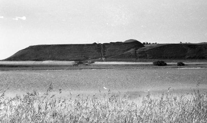 Skats no dienvidiem uz Ķīšukalna nogāzes tranšeju. Elvīras Šnores izrakumi Ķīšukalna pilskalnā, 1959. gads.