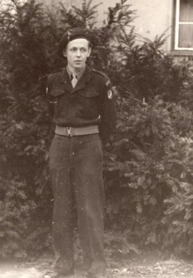 Guntis Zariņš Amerikas Savienoto Valstu armijas sardžu rotu formastērpā Vācijā. 1950. gads.
