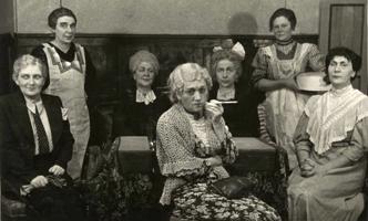 Aina no Tijas Bangas komēdijas “Septiņas vecmeitas” iestudējuma Latvijas Nacionālajā teātrī. 1939. gads.