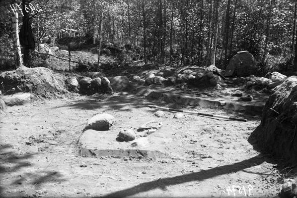 Slates sila uzkalniņkapu arheoloģiskās izpētes laikā II grupas uzkalniņā Nr. 7. atsegtais apbedījums "C" un "E". Jēkabpils apriņķa Dignājas pagasts. 17.06.1927.