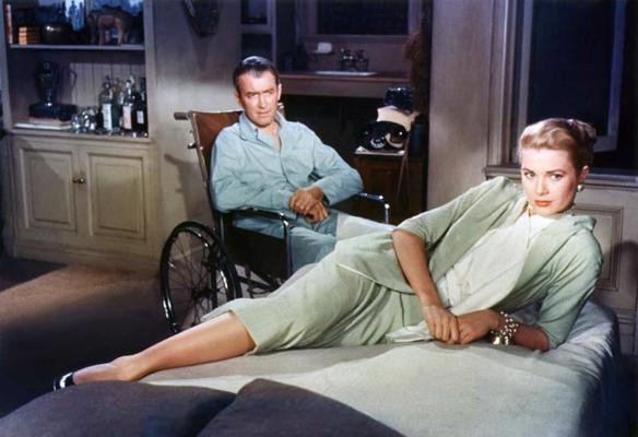 Džeimss Stjuarts un Greisa Kellija trillerī “Logs uz sētu”, 1954. gads.