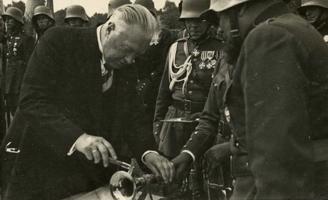 Kara ministrs ģenerālis Jānis Balodis Kurzemes artilērijas pulka 20. gadadienas svinībās. Dekoratīvās naglas piestiprināšana pulka sudraba taurei. Liepāja, 31.07.1939.