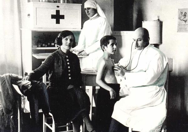Ārsts Dāvis Grūbe veic skolēna profilaktisko pārbaudi. Drustu doktorāts, 1938. gads.
