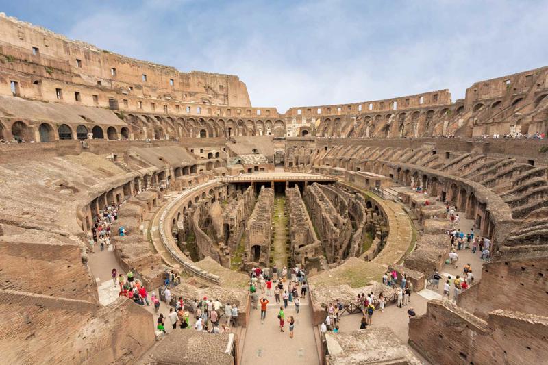 Kolizejs 50 000 skatītājiem, celts 75.–80. gadā, bija funkcionāli sarežģītākā celtne Senajā Romā. Roma, Itālija, 2012. gads.