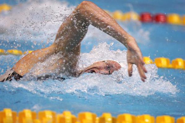 Francijas sportists Alēns Bernārs peld 100 m distanci kraulā uz krūtīm pasaules čempionātā peldēšanā 25 m baseinā. Berlīne, Vācija, 15.11.2008.