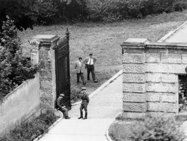 Austrumvācijas policisti un valsts drošības dienesta darbinieki ministrijas dārzā. Vācijas Demokrātiskā Republika, 15.08.1961.