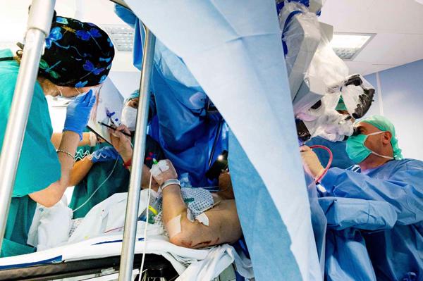 Kamēr neiroķirurgs operē smadzeņu audzēju, pacients nomodā zīmē. Kremona, Itālija, 25.05.2020.