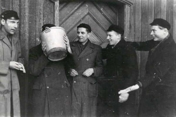 Studentu korporācijas "Fraternitas Cursica" zēni pēc veiksmīgas fukšu bēgšanas. Pinneberga, Vācija, 1947.–1949. gads.