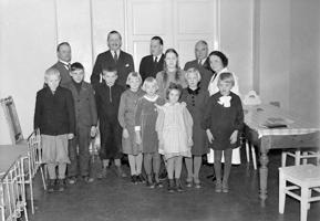 Somijas Sarkanā Krusta centrālās valdes locekļi un organizācijas bērnu nama bērni. Helsinki, Somija, 22.02.1938.