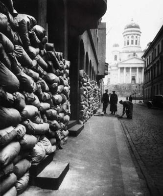 Helsinku vēsturiskais centrs Ziemas kara bombardēšanas laikā. Somija, 1939. gads.