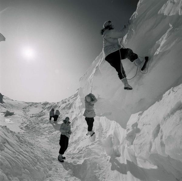 Amerikāņu zinātnieki Antarktikā, 1964. gads.