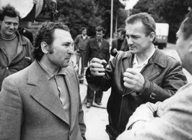 Priekšplānā no kreisās: Aloizs Brenčs un kinooperators Miks Zvirbulis spēlfilmas “Dāvanas pa telefonu” (1977) uzņemšanas laikā.