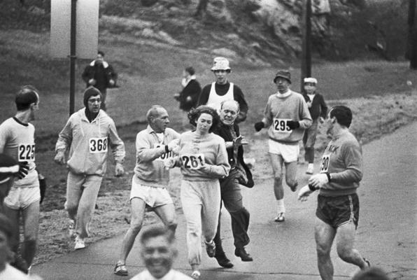 Ketrine Svicere (Kathrine Switzer) bija pirmā sieviete, kas noskrēja Bostonas maratonu (Boston Marathon) kā oficiāli reģistrēta dalībniece, taču skrējiena laikā sacensību vadītājs Džoks Sempls (Jock Semple) mēģināja kavēt viņu un noņemt no sacensību trases. ASV, 1967. gads.