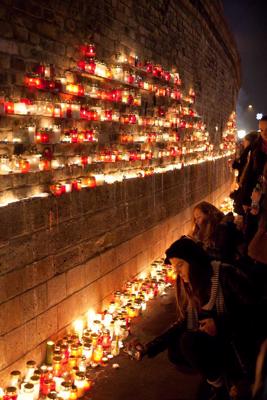 Svecītes pie Rīgas pils mūra 11. novembra krastmalā Lāčplēša dienā. 11.11.2013.