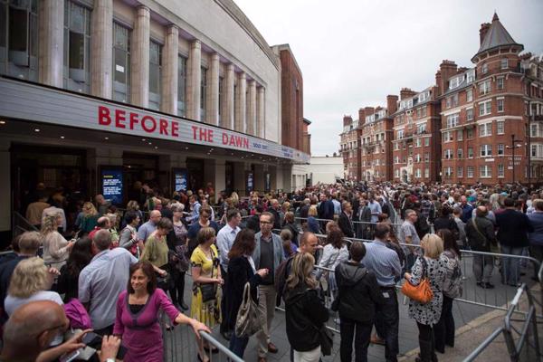 Pirms koncerta Before the Dawn Keitas Bušas fani pulcējas pie koncertzāles Hammersmith Apollo. Londona, Anglija, 27.08.2014.