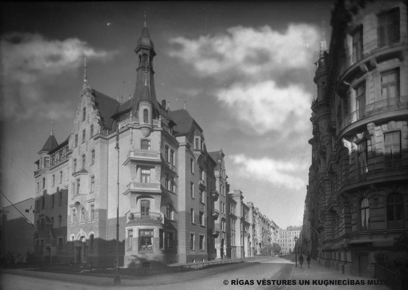 Alberta iela, Rīgā. Priekšplānā K. Pēkšēna īres nams Alberta ielā 12. 1939. gads.