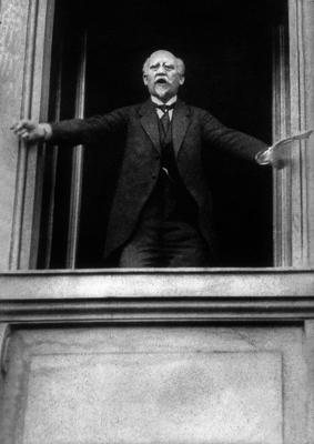 Filips Šeidemans proklamējot republiku no Reihstāga loga. Berlīne, 09.11.1918.