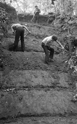 Arheoloģiskie izrakumi Dievukalna austrumu nogāzē. 1979. gads.