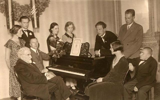 Komponists un mūzikas pedagogs Ernests Vīgners ar saviem audzēkņiem. 1930. gads.