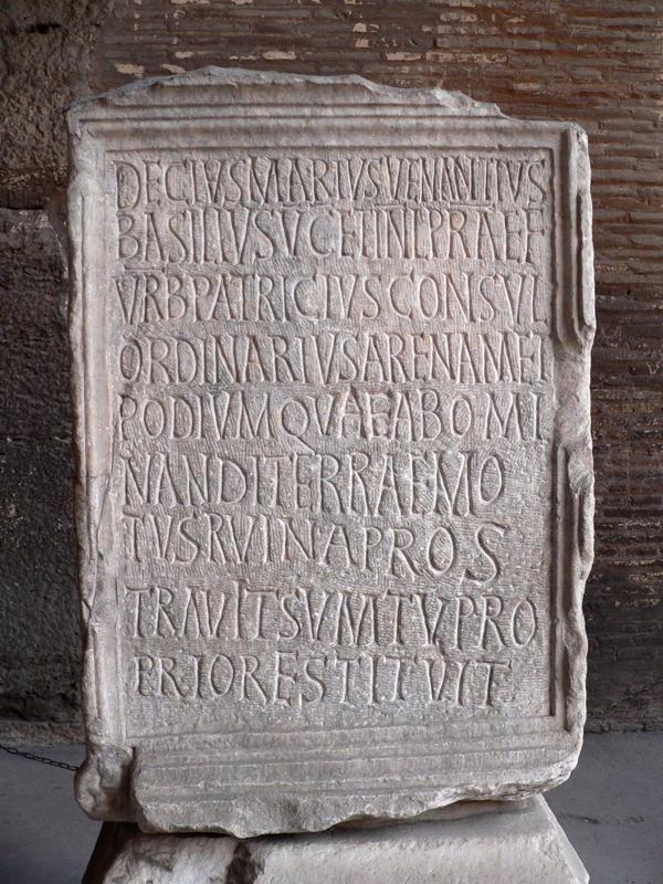 Sena marmora plāksne, uz kuras iegravēts pateicības teksts latīņu valodā par Kolizeja arēnas un tribīnes atjaunošanu pēc zemestrīces. Kolizejs, Roma, Itālija, 2006. gads.