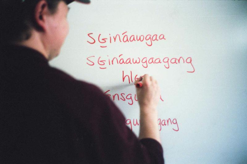 Valodnieks Džordans Leklers (Jordan Lachler) raksta uz tāfeles haidu valodā. Aļaska, 2006. gads.