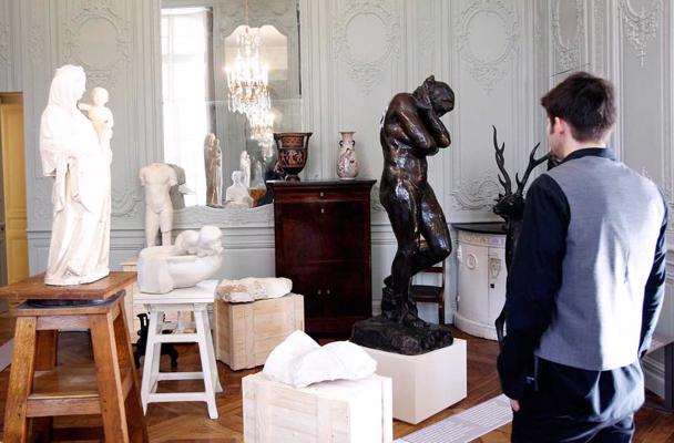 Rodēna muzeja apmeklētājs skatās uz Ogista Rodēna 1907. gadā veidoto skulptūru "Ieva uz klints". Parīze, Francija, 05.11.2015.