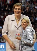 Uļjana Semjonova un Anete Jēkabsone-Žogota Eiropas čempionātā basketbolā. Rīga, 2009. gads.