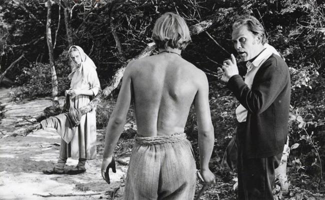 No kreisās: Esmeralda Ermale (Baiba), Gatiņš (Pēteris Gaudiņš) un filmas režisors Gunārs Piesis filmas "Pūt, vējiņi!" uzņemšanas laikā, 1973. gads.