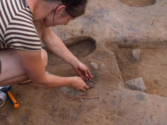 Arheoloģe Rūta Vecmuktāne atsedz atklāto Atašienes pilskalna depozītu. 13.06.2019.