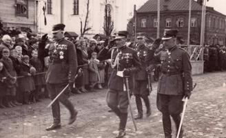 Parāde Latvijas armijas Zemgales divīzijā. Daugavpils, 1937. gads. Pirmais no kreisās – Zemgales divīzijas komandieris ģenerālis Rūdolfs Bangerskis.