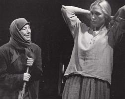 Elza Radziņa (Līču māte) un Inga Aizbalte (Bērziņu Liena) Andreja Upīša romāna "Zaļā zeme" dramatizējumā. 1996. gads.