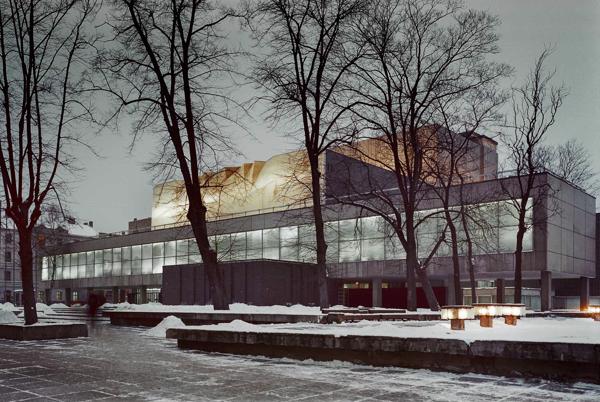 Martas Staņas projektētā Dailes teātra ēka Rīgā. Fotogrāfija 20. gs. 80. gadu vidū.
