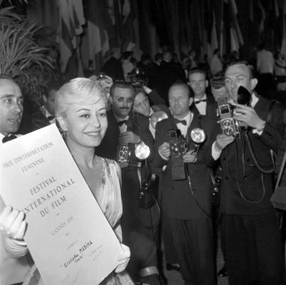 Aktrise Džuljeta Mazīna (Giulietta Masina) saņem balvu par filmu "Kabīrijas naktis" (Le notti di Cabiria) kā labākā ārzemju aktrise. Kannu kinofestivāls, Francija, 1957. gads.