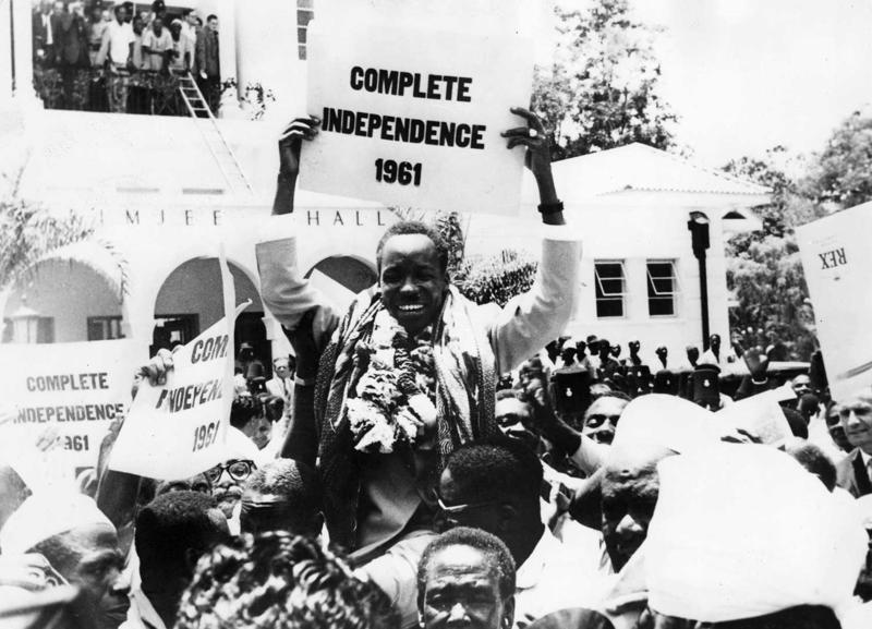 Džūliuss Njerere kopā ar atbalstītājiem svin Tanganjikas neatkarības iegūšanu. 12.1961.