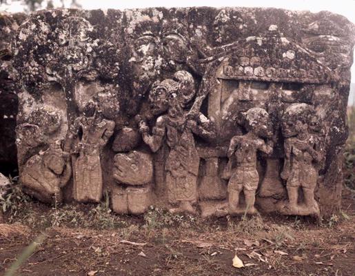 15. gadsimta svētvieta senču, dabas garu pielūgšanai un auglības kultiem. Indonēzija, 1980. gads.